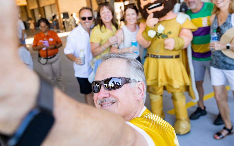 Mascot-Fans-Selfie